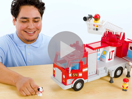 Real-Action Fire Engine - US 4676
